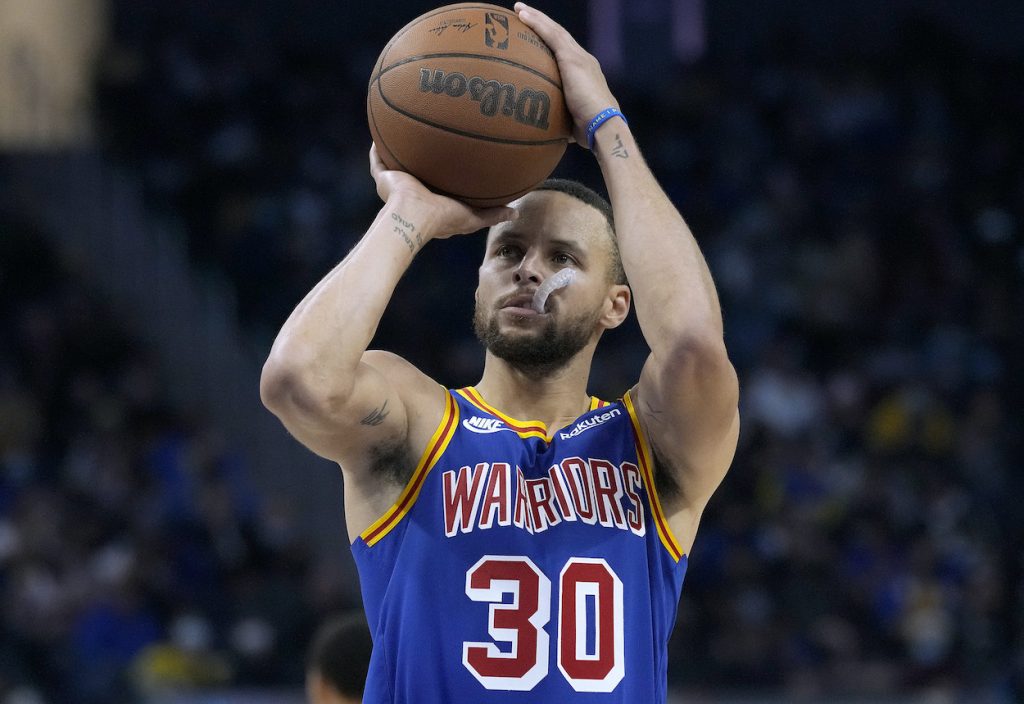 VIDEO::::STEPHEN CURRY BREAKS THE ALL-TIME 3 POINT RECORD!