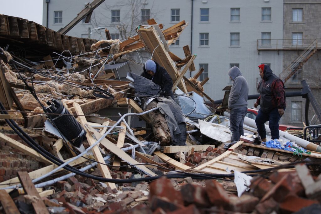 VIDEO::::DEADLY TORNADOES SLAM THROUGH SIX STATES